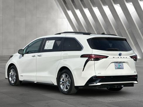 Used 2021 Toyota Sienna XSE w/ XSE Plus Package image 6