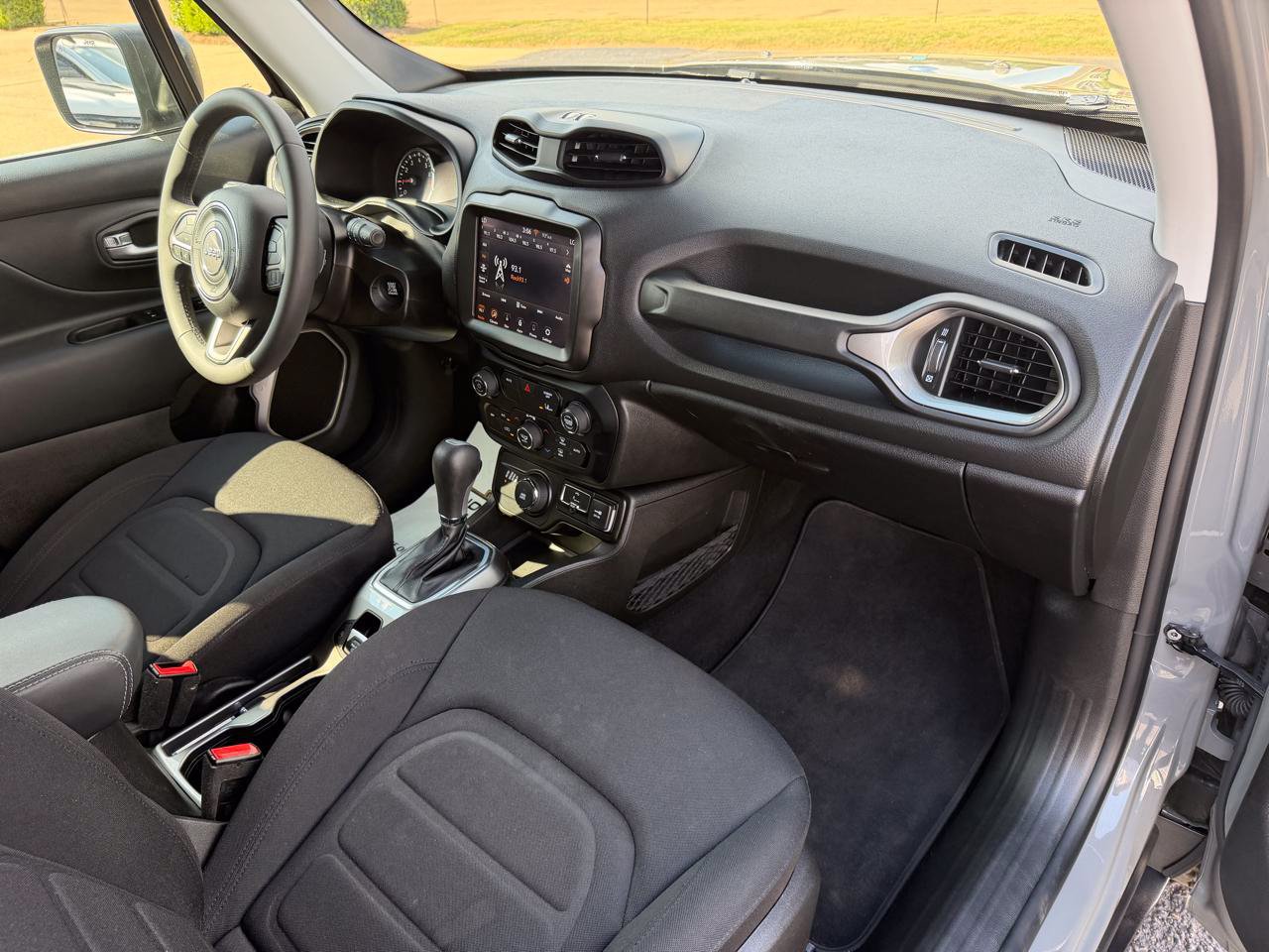 Used 2022 Jeep Renegade Latitude AWD/4WD image 15