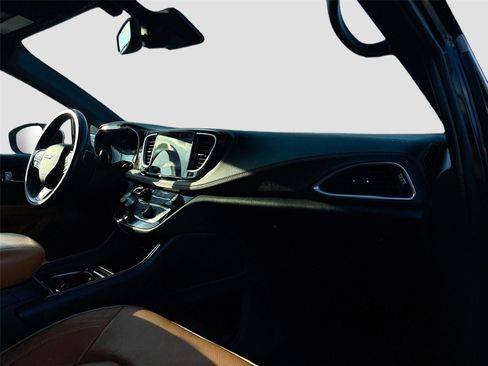 Used 2021 Chrysler Pacifica Pinnacle image 34