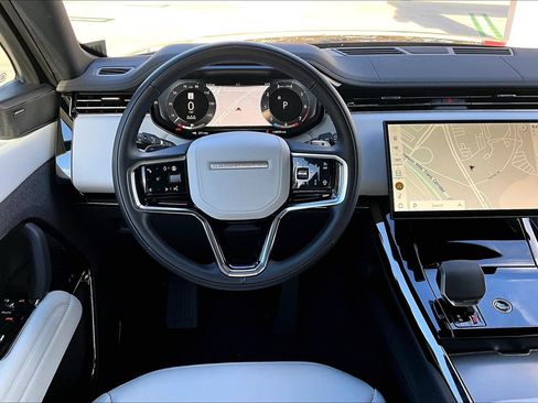 Used 2025 Land Rover Range Rover Sport image 4