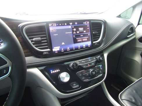 Used 2023 Chrysler Pacifica Limited image 30