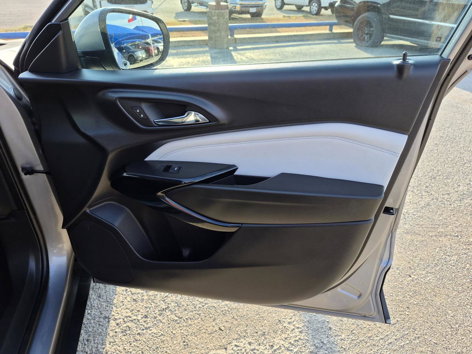 Used 2025 Chevrolet Trax LT w/ LT Convenience Package FWD image 9