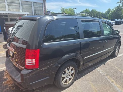 Used 2010 Chrysler Town & Country Touring FWD image 4