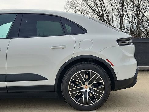 Certified 2025 Porsche Macan Electric image 7