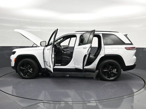 Used 2024 Jeep Grand Cherokee Altitude AWD/4WD image 40