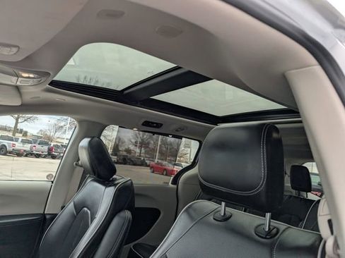 Used 2024 Chrysler Pacifica Limited image 3