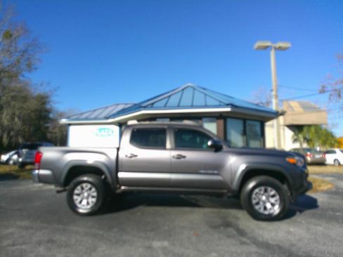 Used 2017 Toyota Tacoma SR5 w/ Tow Package image 8