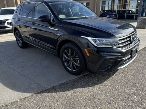 Used 2022 Volkswagen Tiguan SE w/ Panoramic Sunroof Package image 16