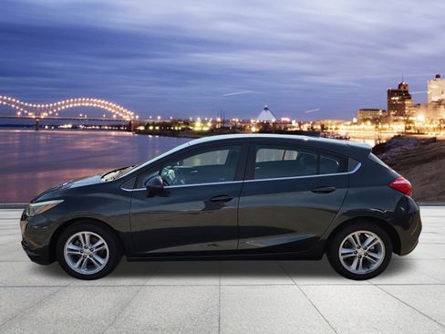 Used 2017 Chevrolet Cruze LT image 2