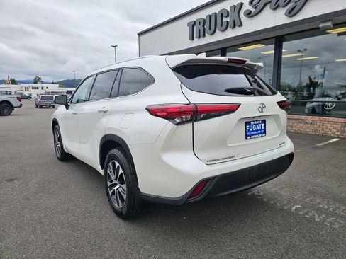 Used 2021 Toyota Highlander XLE AWD/4WD image 9