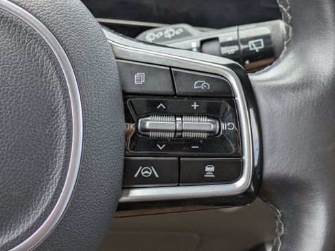 Certified 2025 Kia Carnival FWD image 18