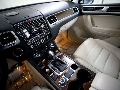 Used 2016 Volkswagen Touareg TDI image 8