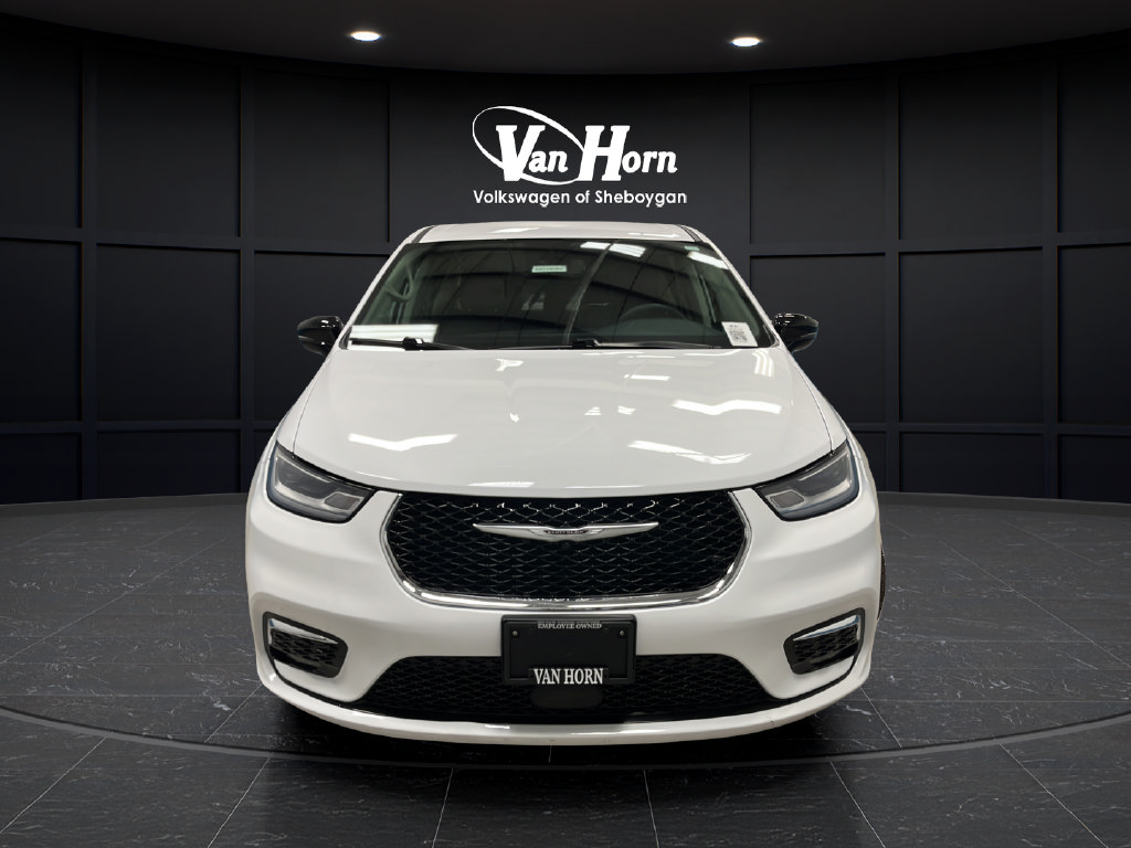 Used 2024 Chrysler Pacifica Touring-L FWD image 2
