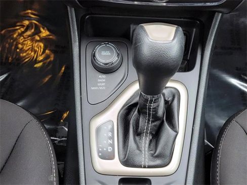 Used 2017 Jeep Cherokee Latitude w/ Comfort & Sound Group image 25