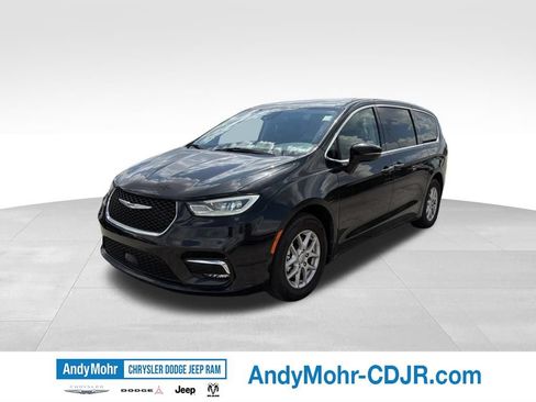 Used 2024 Chrysler Pacifica Touring-L FWD image 3