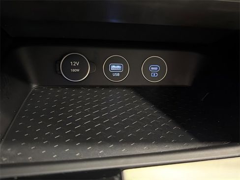 Used 2025 Genesis G70 2.5T image 23