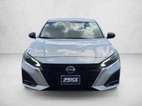 Used 2024 Nissan Altima 2.5 SV FWD image 2