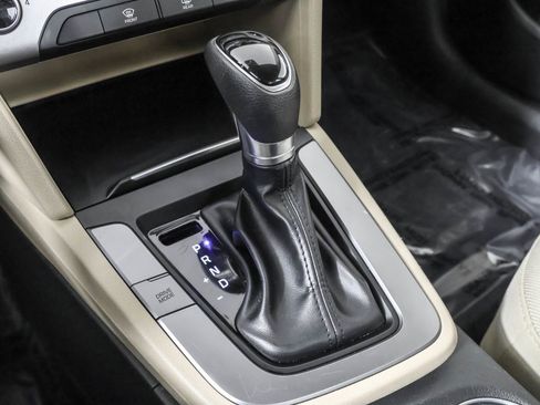 Used 2017 Hyundai Elantra SE image 32