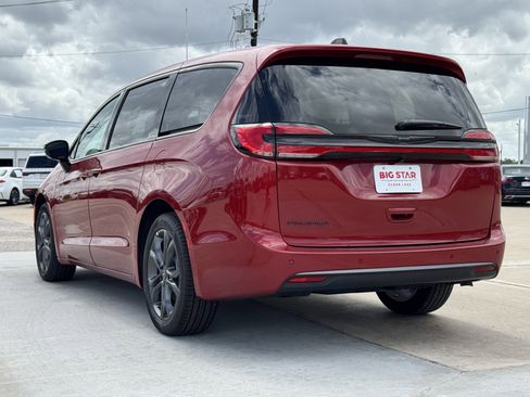 New 2026 Chrysler Pacifica Select image 8