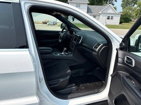 Used 2020 Jeep Grand Cherokee Laredo AWD/4WD image 6