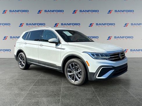 Used 2023 Volkswagen Tiguan SE w/ Panoramic Sunroof Package image 7