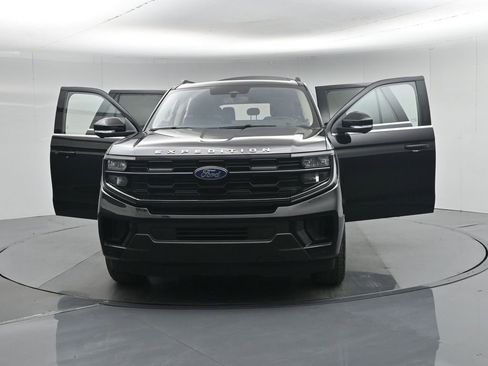 Used 2025 Ford Expedition Active image 38
