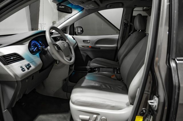 Used 2012 Toyota Sienna XLE FWD image 4