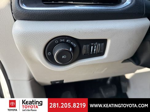 Used 2023 Chrysler Pacifica Limited image 12