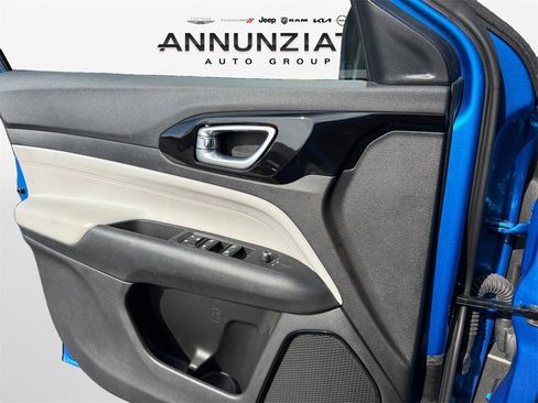 Certified 2024 Jeep Compass Limited image 28