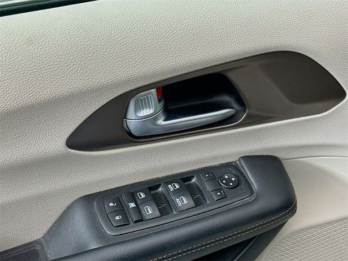 Used 2018 Chrysler Pacifica Touring Plus w/ Tire & Wheel Group image 17