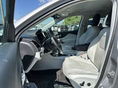 Used 2019 Jeep Cherokee Limited w/ Luxury Group AWD/4WD image 2