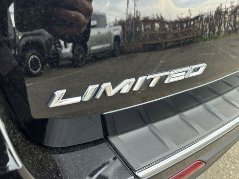 Used 2022 Ford Explorer Limited w/ Equipment Group 301A AWD/4WD image 35