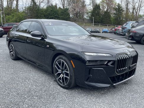 Certified 2025 BMW 760i xDrive w/ Executive Package AWD/4WD image 3