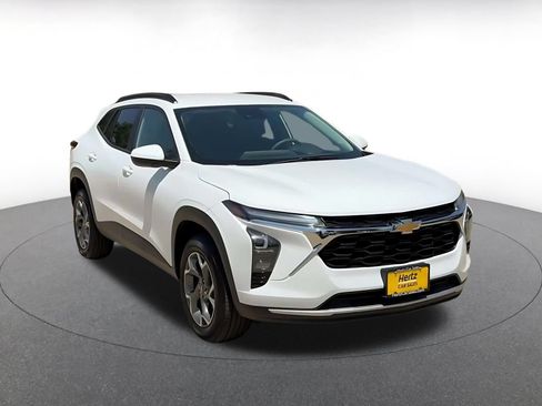 Used 2025 Chevrolet Trax LT FWD image 3