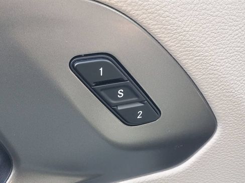 Used 2024 Chrysler Pacifica Touring-L FWD image 9