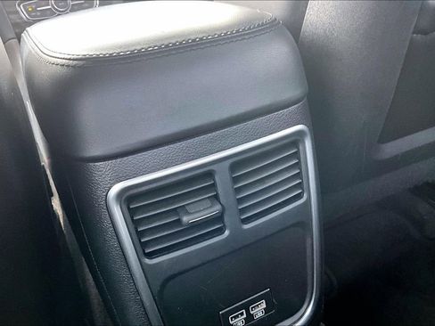 Used 2016 Chrysler 300 Limited w/ Driver Convenience Group image 10