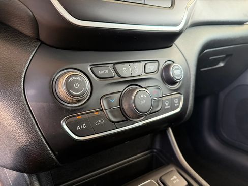 Used 2019 Jeep Cherokee Latitude w/ Popular Appearance Group FWD image 14