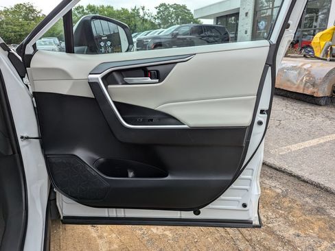 Used 2023 Toyota RAV4 XLE AWD/4WD image 29