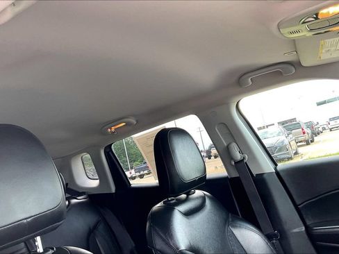 Used 2019 Jeep Compass Latitude FWD image 21