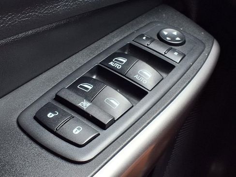Used 2019 Jeep Cherokee Limited w/ Luxury Group AWD/4WD image 18