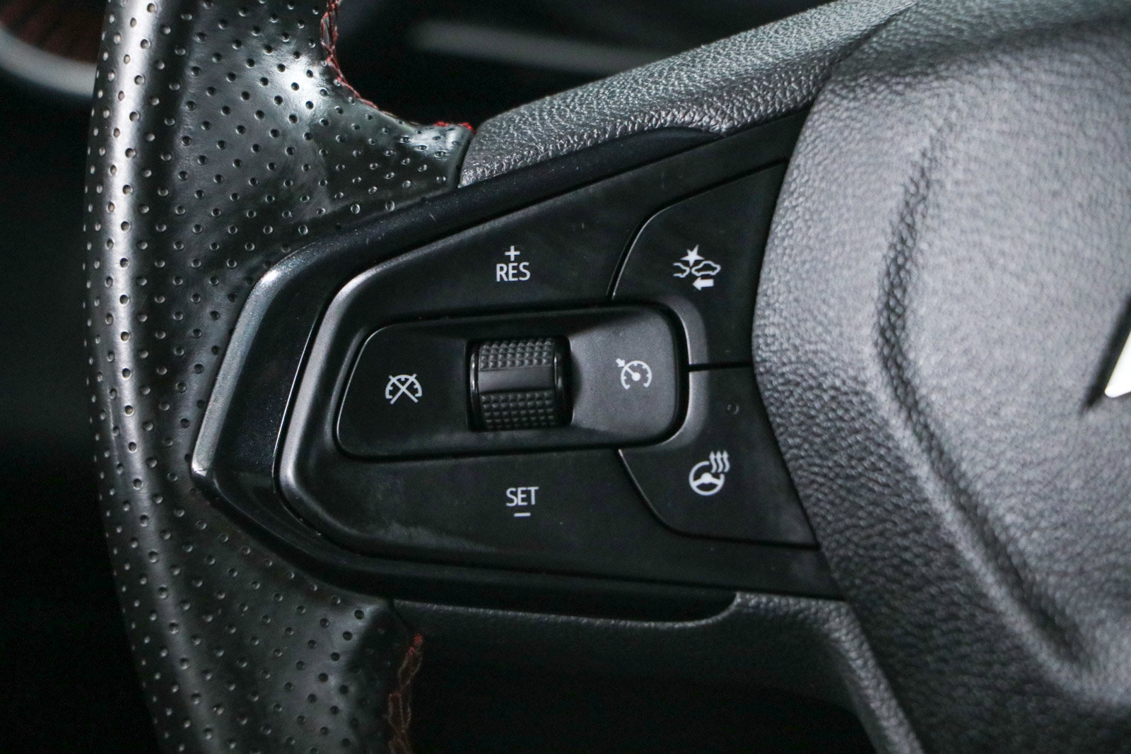 Used 2025 Chevrolet Trax RS w/ Sunroof Package FWD image 13