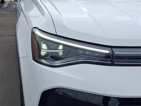 Certified 2025 Volkswagen Taos SE image 9