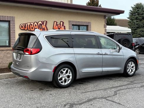 Used 2020 Chrysler Pacifica Touring-L w/ Tire & Wheel Group image 3