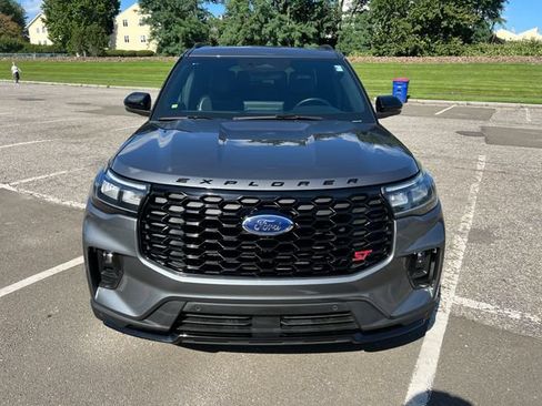 Used 2025 Ford Explorer ST AWD/4WD image 3