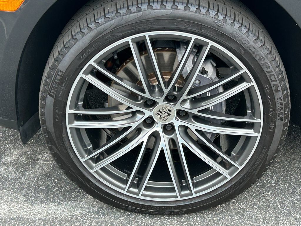 Used 2025 Porsche Macan AWD/4WD image 9