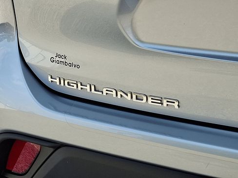 Used 2023 Toyota Highlander XLE image 31
