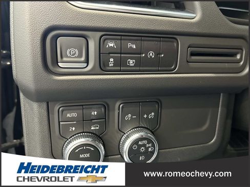 Used 2023 GMC Yukon SLT w/ SLT Luxury Package AWD/4WD image 32