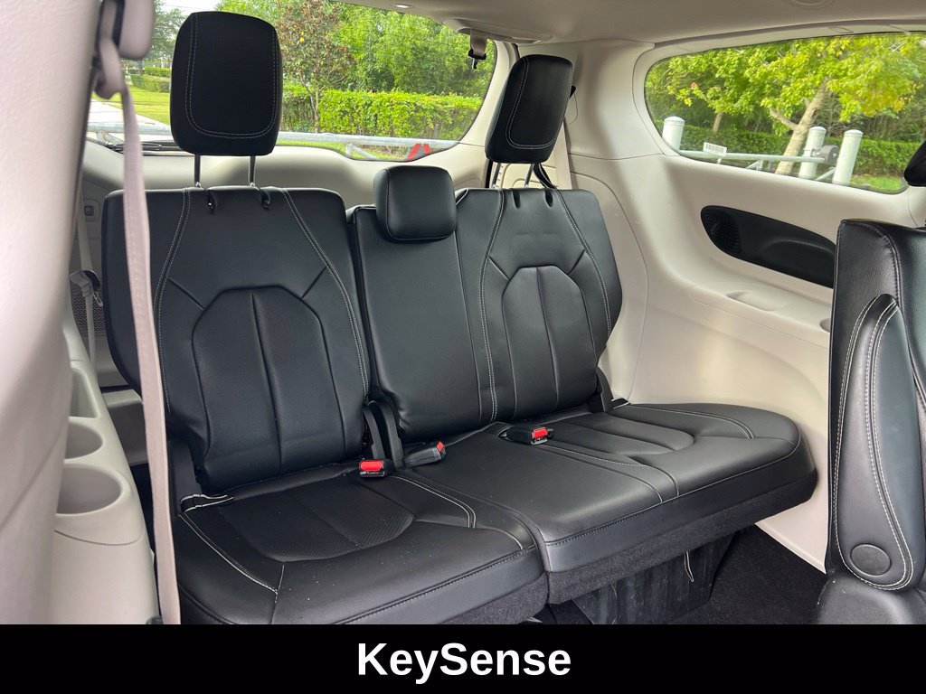 Used 2022 Chrysler Pacifica Touring-L w/ Uconnect Theater Family Group FWD image 19