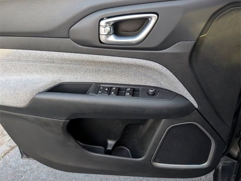 Used 2024 Jeep Compass Latitude image 21