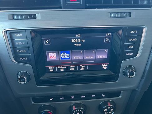 Used 2015 Volkswagen Golf S image 29